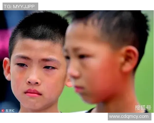 足球明星下跪呼吁和平行动传递团结与希望的力量